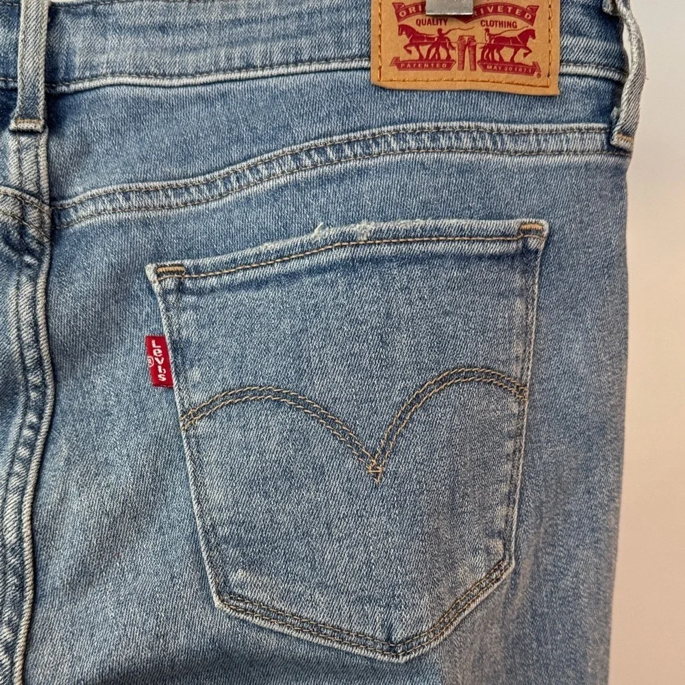 Levi's Women's 711 Skinny Jeans distressed NWT 31
